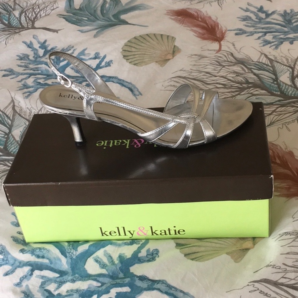 Kelly & Katie size 8.5 Silver Grace heels